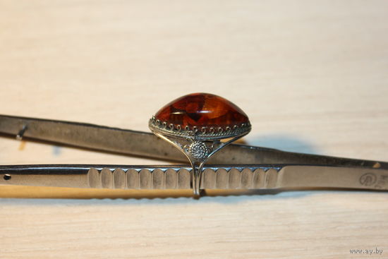Металлический перстень с вставкой из натурального янтаря, немного деформирован.