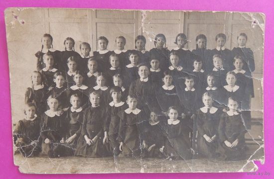 Фото "Выпускницы женской гимназии", 1915 г.