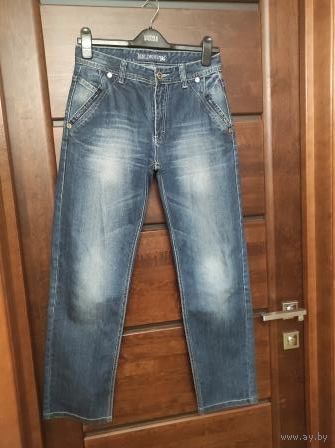 Классические джинсы на 44-46 размер, цвет синий, ПОталии 38 см, ПОберед 52 см, длина 99,5 см. Плотный, качественный джинс.