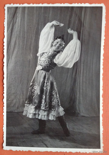 Фото танцующей девушки. 1952 г. 8х11.5 см