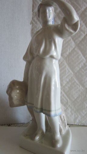 Статуэтка Женщина со снопом.