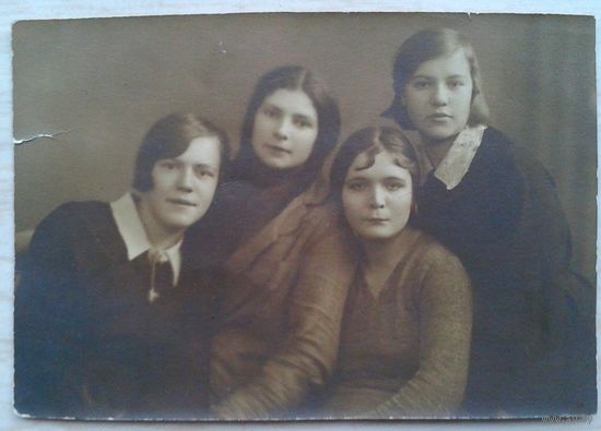 Фото группы женщин учениц курсов ЛСПО (Ленинградский Союз Потребительских Обществ) 1932 г. 8.5х12 см.