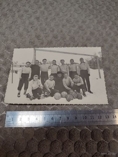 Старая фотография. 9*13,5 см. Футболисты на зимней тренировке. Январь 1964г. г.Винница.