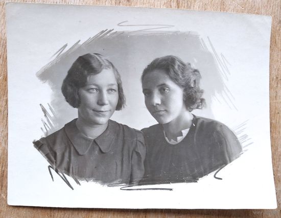 Фото 2-х девушек. Могилев (?). 1930-е. 8.5х11.5 см