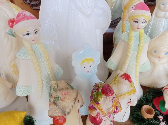 Снегурочки СССР, пластмасса. В лоте продаются крайние одинаковые снегурочки.