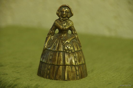 Колокольчик бронзовый   ( высота 8 см , диаметр 5,5 см )