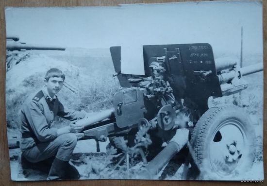 Фото солдата-артиллериста у орудия. 1960-70-е. 9х13 см.