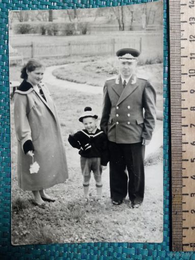 Фотография. Офицер в форме "Жуковка" с семьёй.