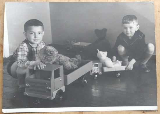 Фото детей с игрушечными машинами. 1965 г. 16х22 см