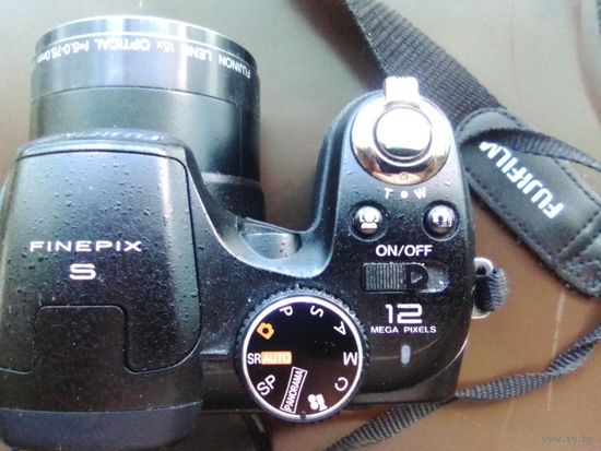 Цифровой фотоаппарат Fujifilm + кофр Acropolis + шнуры (+ четыре аккумулятора)