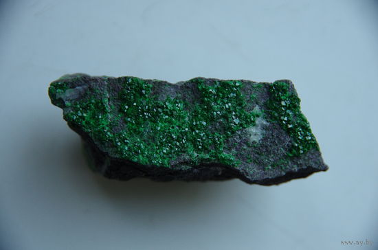 Коллекционный камень  Уваровит   ( 2,5 см х 7 см )