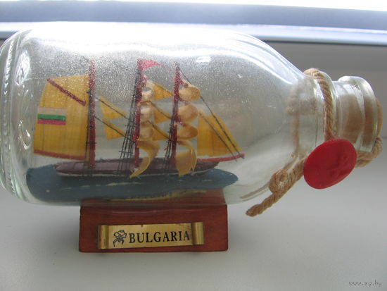 Сувенир настольный - кораблик в бутылке из стекла. Корабль, Болгария. (12 смх 8 см). НОВЫЙ.