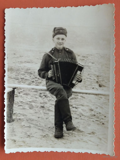 Фото солдата с гармонью. 1958 г. 8.5х11.5 см.