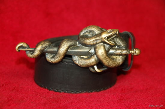 Ремень кожаный с пряжкой "Меч и змея"