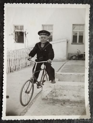 "Моряк" на велосипеде. Фото 1950-х. 8.5х11.5 см