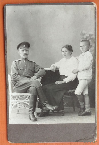 Фото военного РИА с семьей. 11х16 см.