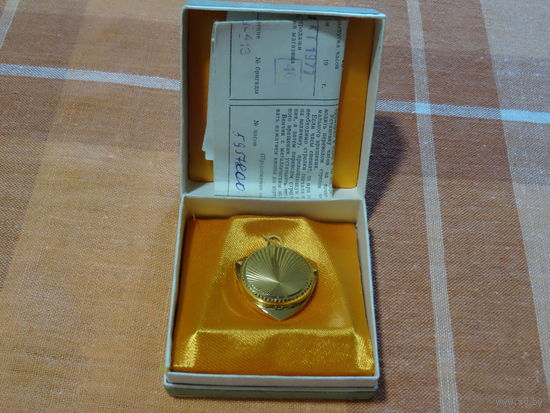 Часы-медальон "Заря", 1977 г. в родной коробке, с паспортом, не ношены, на ходу. Позолоченные Au5.