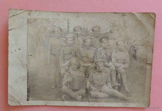 Фото "Солдаты РИ с гармошкой", д. Теребежево, Столинский р-н, 1917 г.
