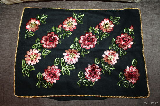 Наволочка декоративная на диванную подушку, ГДР, цветы шиты нитками, размер 50*38 см., отличное состояние.