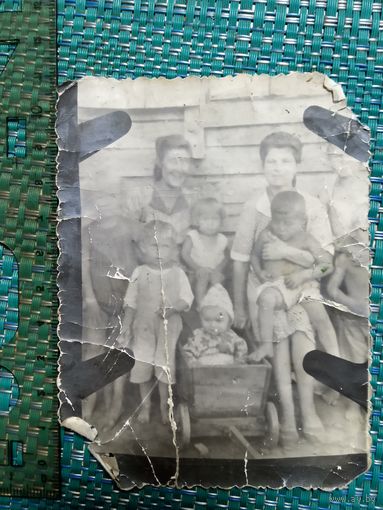 Старая фотография. Мамы и дети. Ребенок в деревянной коляске.