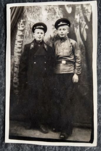 Фото двух подростков в форменной одежде. 1940-50-е. 5.5х8.5 см.