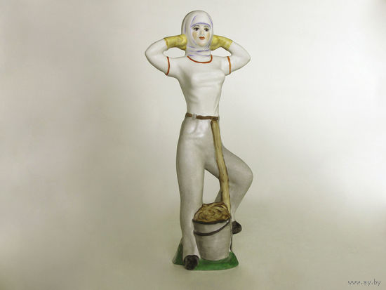 Фарфоровая скульптура "Студентка из стройотряда".