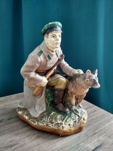 Статуэтка гипс Пограничник с собакой 50-х годов СССР