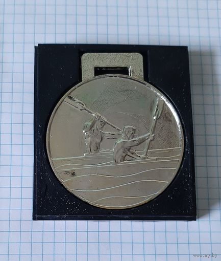 Спортивная медаль соревнований по гребле на байдарках и каноэ.