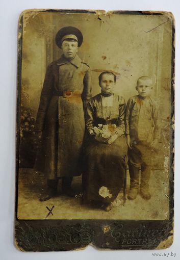 Фото солдата с семьёй до 1917г. Россия. Размер 10.5-16 см.