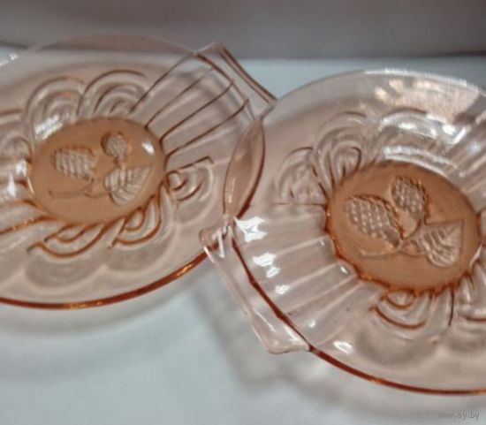 Тарелки из розового стекла СССР.