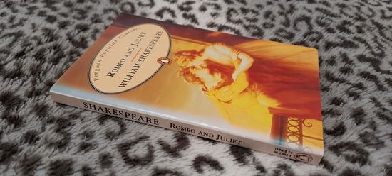 Книга на английском - William Shakespeare - Romeo and Juliet (серия "Penguin Popular Classics")