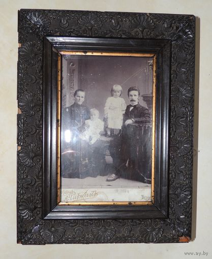 Фотография царских времен "Семья" в старинной рамке, фот. Чиркин, Велуга