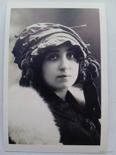 Шляпки. Девушка в шелковом капоре со шляпной булавкой, Россия, 1916