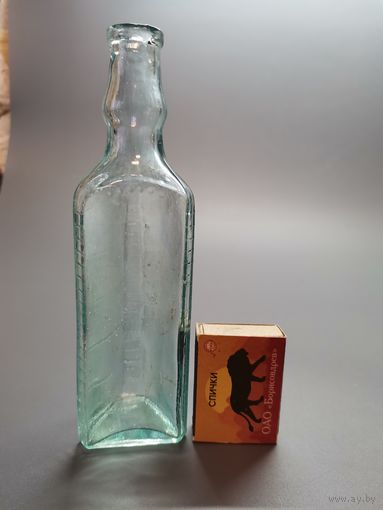 Старая уксусная бутылочка с надписью ОСТОРОЖНО УКСУСНАЯ ЭССЕНЦИЯ
