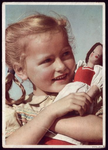 Германия Девочка с куклой