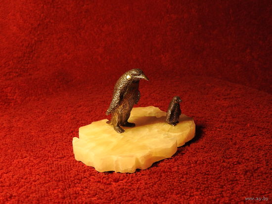 Композиция пингвины на льдине, бронза на мраморе