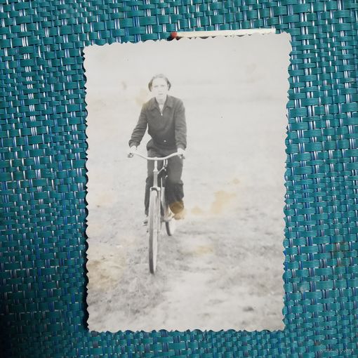 Фотография. Юноша на велосипеде. Ретро СССР.
