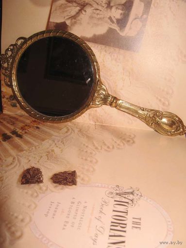 Зеркало латунное, ручное, очень старинное и антикварное, наменянное 19 вв. Изящное и дамское, в точности, как у настоящих королев !!! Достойная и стоящая покупка.