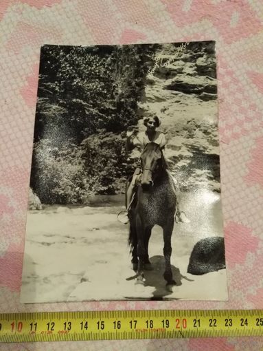 Фото женщина верхом на лошади