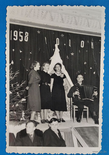 Фото на новогоднем вечере.  1958 г.  8х12 см