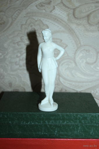 Пластиковая статуэтка "Фигуристка", времён СССР, высота 12.5 см.