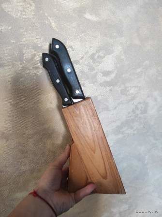 Набор ножей 5 шт на подставке. Хороший набор, ножи отлично точатся. В одном ноже надломана ручка (на фото видно).
