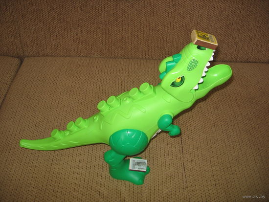 Динозавр. Игрушка на батарейках для  звукового эффекта, б/у, в отличном состоянии. Динозавр большой (размер - 67 см х 28 см),открывается пасть и животик (может использоваться как контейнер для игрушек