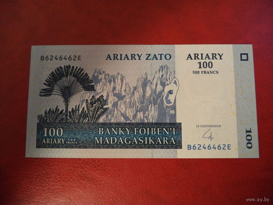 Мадагаскар. 100 ариари (образца 2004 года) UNC