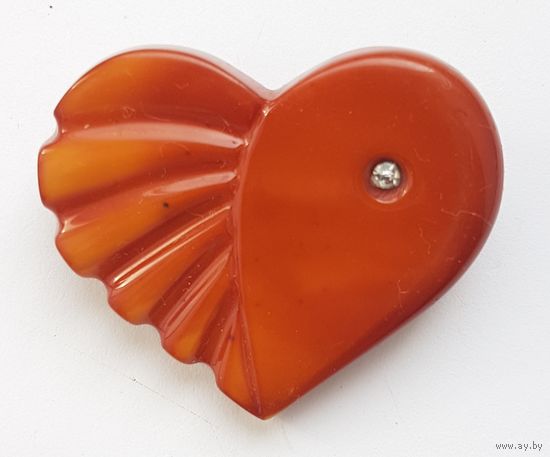 Брошь СССР янтарного цвета в форме сердца с кристалликом.