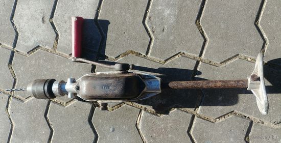 Старая советская ручная механическая дрель СССР, полностью исправная
