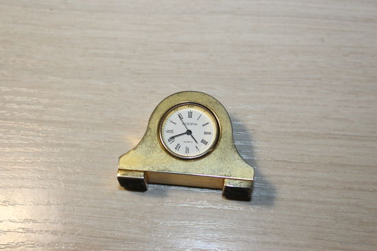 Настольные, кварцевые часы "ADORA" в металлическом корпусе, высота 4 см.