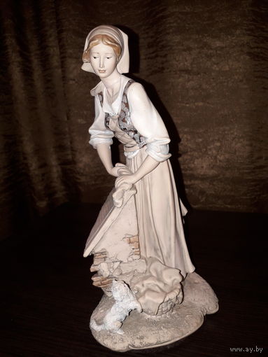 Статуэтка  Девушка стирает белье. Giuseppe Armani (Дж. Армани). Винтаж. Италия