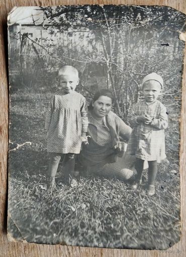 Фото матери с двумя детьми. 1938 г. 8.5х11.5 см