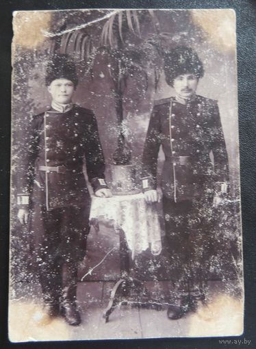 Фото царского периода "Два солдата", папахи, необычная форма